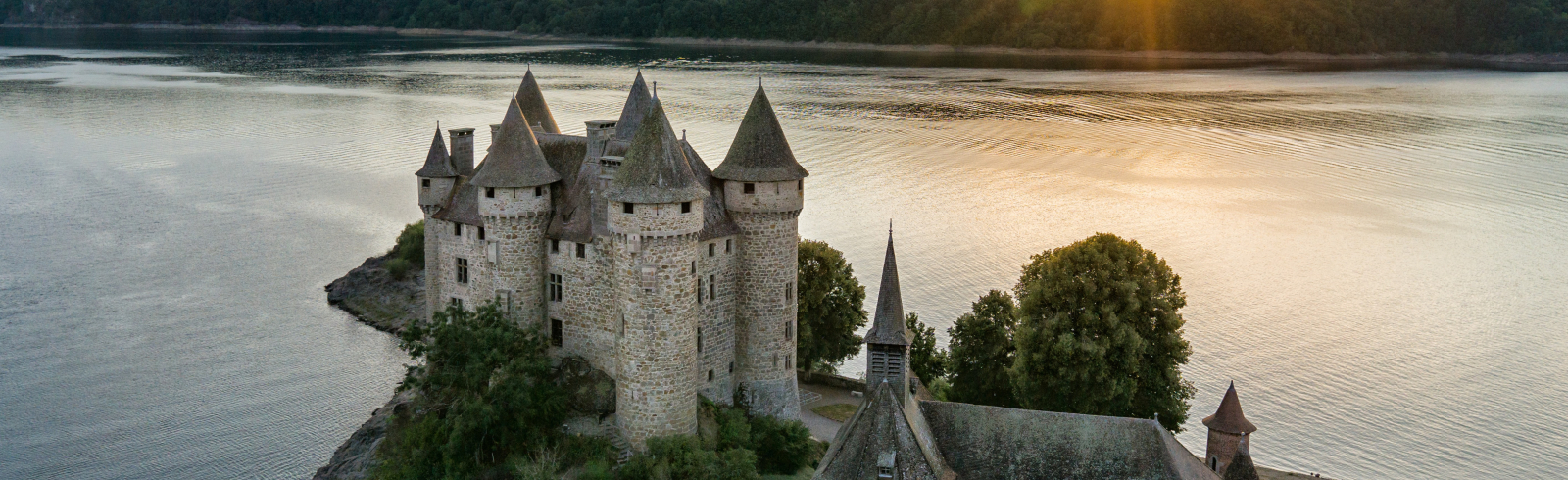 France, Cantal (15), Lanobre, Château de Val, château fort du XIIIe siècle (vue aérienne) // France, Cantal, Lanobre, Château de Val, castle of the thirteenth century (aerial view)