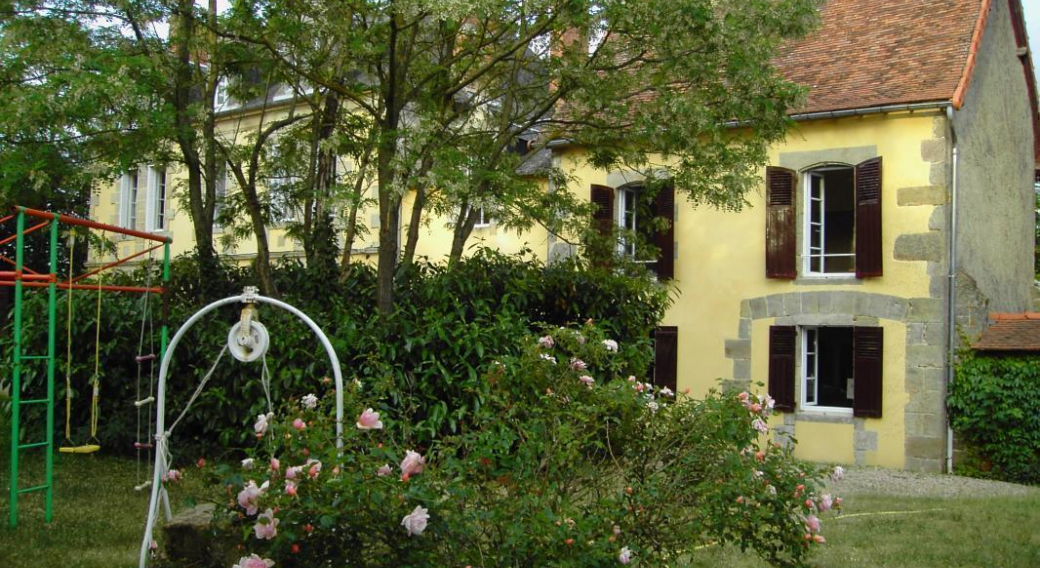 Gîte Les CHAUMES en Auvergne, vue sur jardin avec jeux plein air