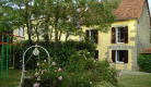 Gîte Les CHAUMES en Auvergne, vue sur jardin avec jeux plein air