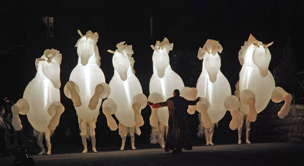 Parade 'Fier(s) à Cheval' par la Cie des Quidams