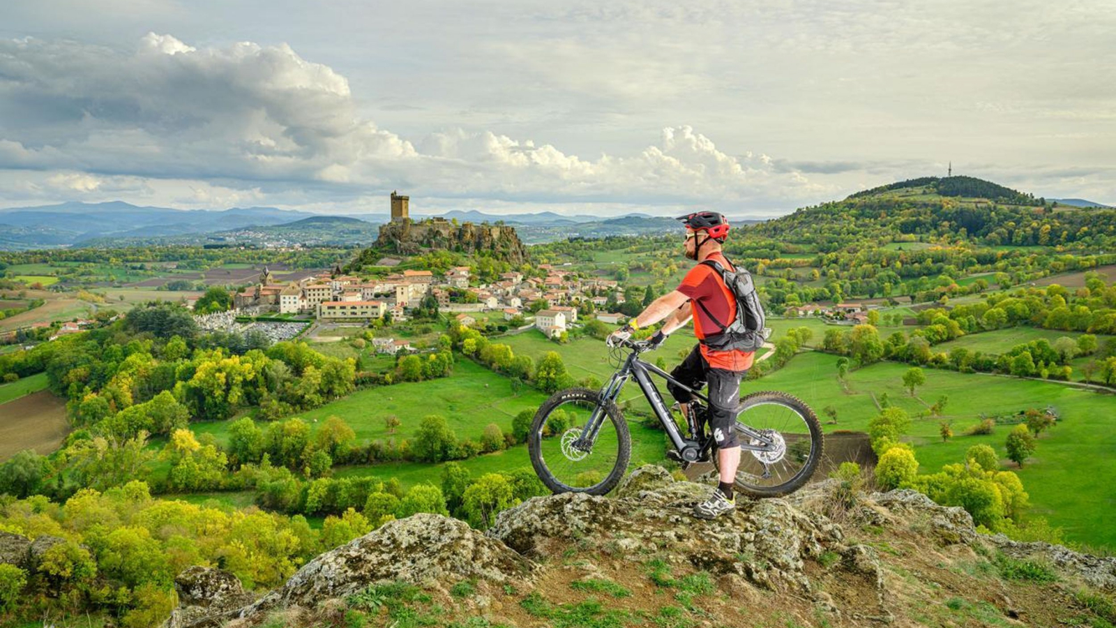 Face à la Forteresse de Polignac