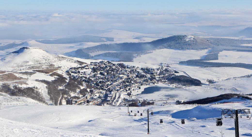 Vue panoramique de la station de Super-Besse dans le massif du Sancy