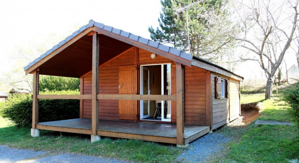 Chalet 4 personnes tout équipé à Treignat, Allier (03). Salon de jardin fournis avec barbecue en dur