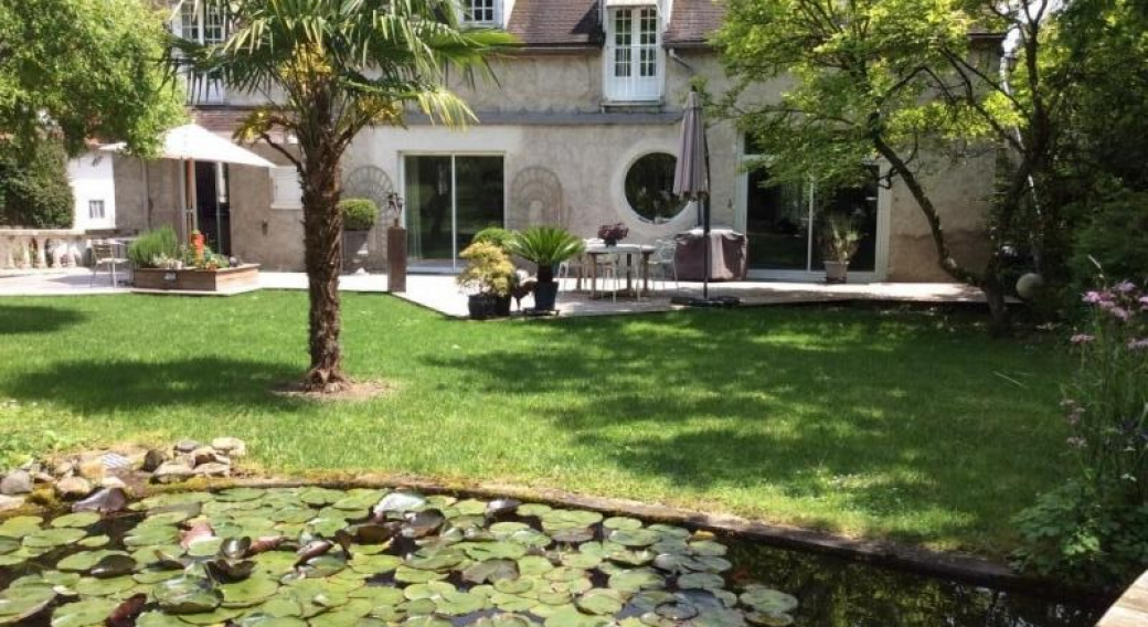 Notre maison , le jardin et son bassin aux nénuphars ...ambiance
de votre petit déjeuner. 