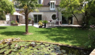 Notre maison , le jardin et son bassin aux nénuphars ...ambiance
de votre petit déjeuner. 