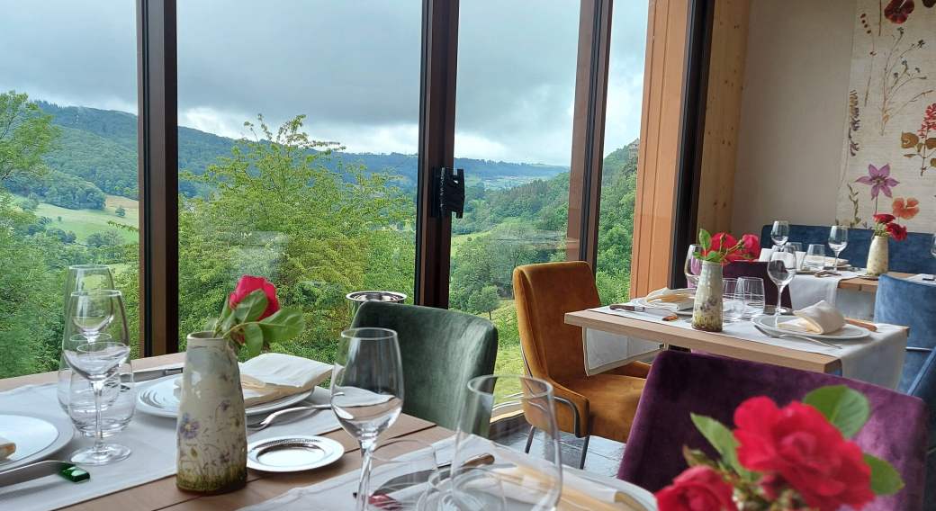 Salle avec vue vallée de la Doire-château Anjony et village de Tournemire