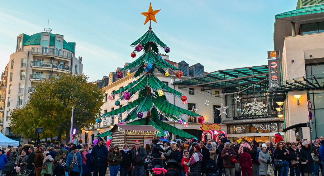 Manège sapin de Noël sur le parvis des Quatre Chemins