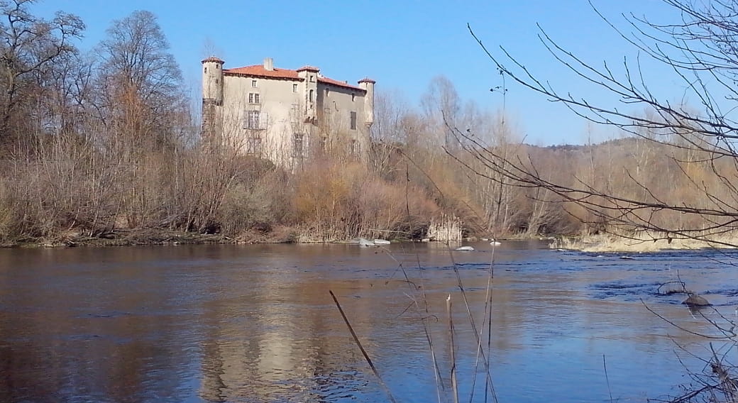 Le château de Volhac au bord de la Loire