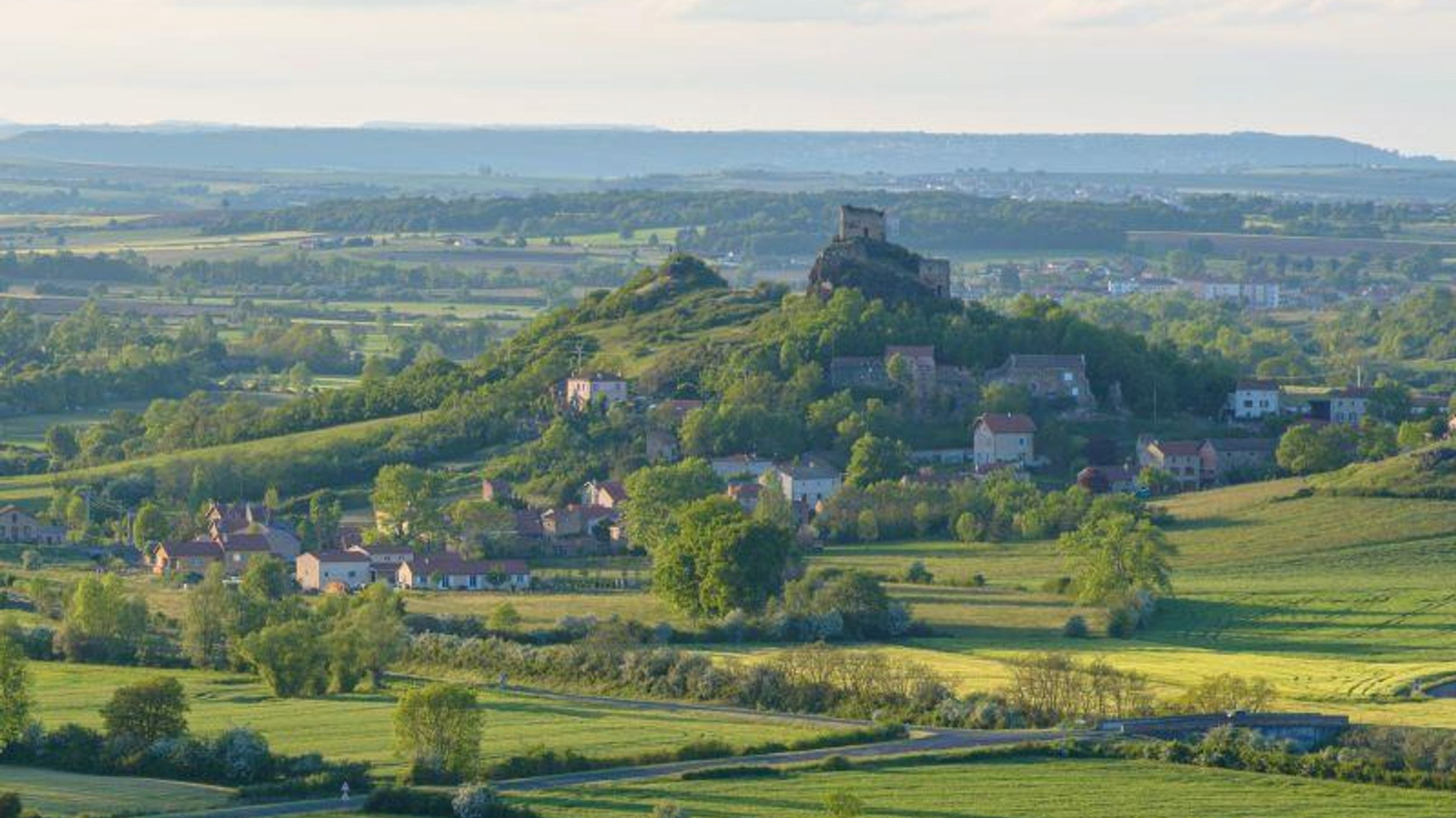 Village de Laroche avec ses ruines