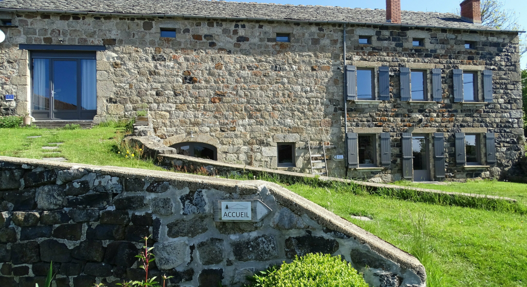 photo brochure - La Ferme de Madelonnet vue de l'extérieur