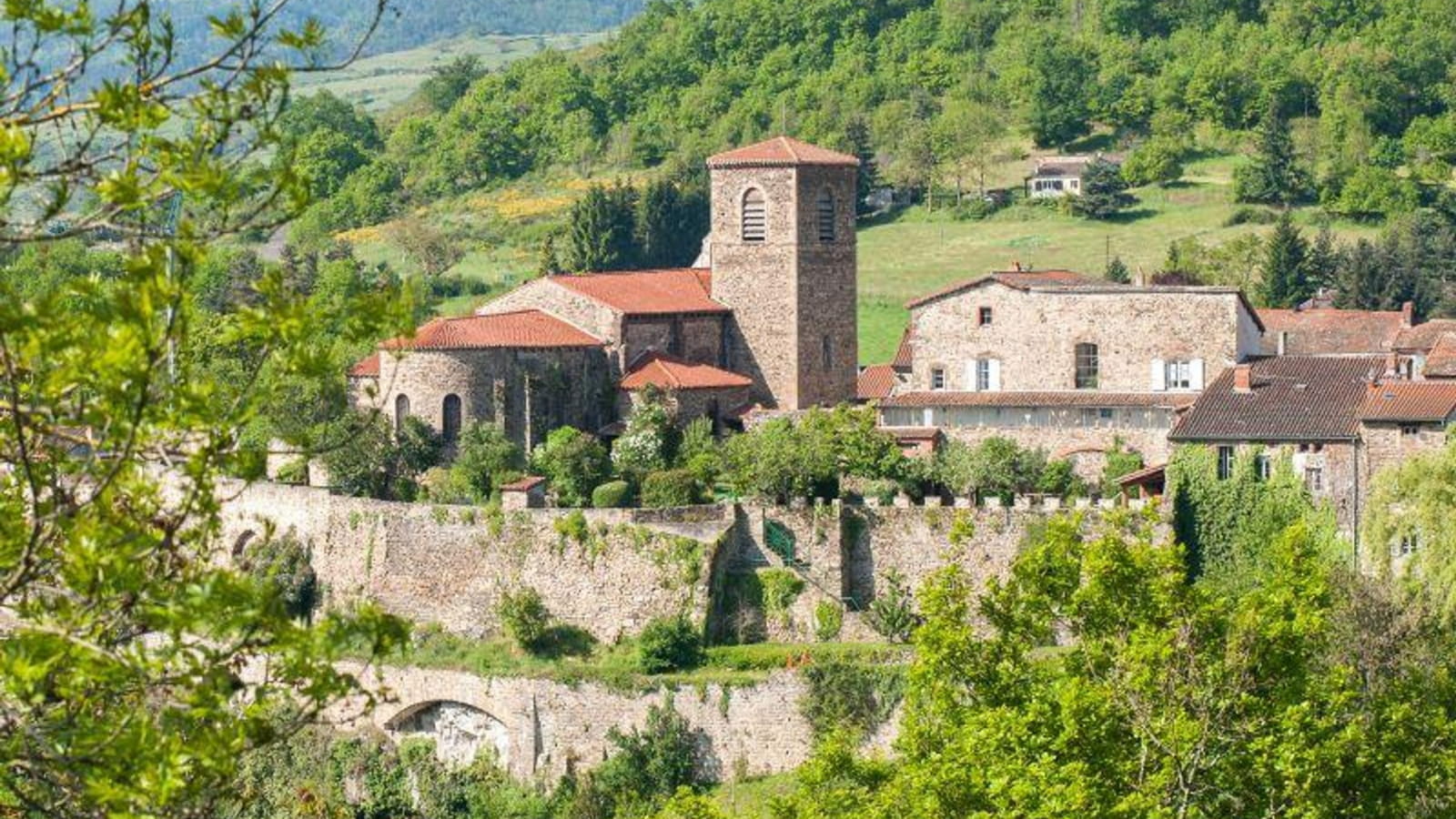 Vue sur l'église de Vieille-Brioude