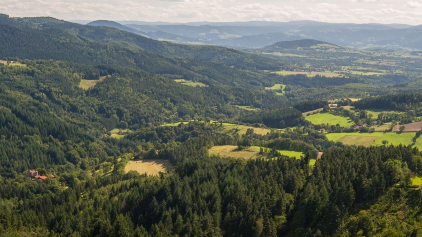 La vallée de la Senouire depuis les contreforts du Pérou