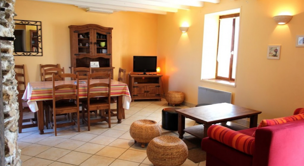 Gîte La Brûlette à Saint-Sauvier, dans l'Allier en Auvergne. Séjour et salle à manger spacieux et confortables