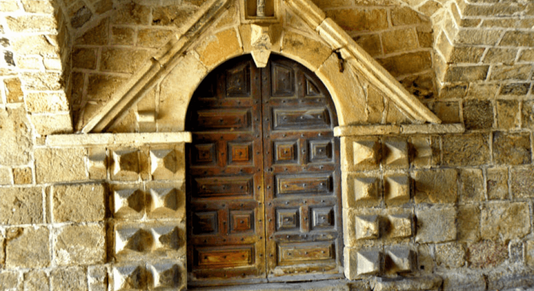 Portail de l'ancien couvent des Dominicains | Pradelles