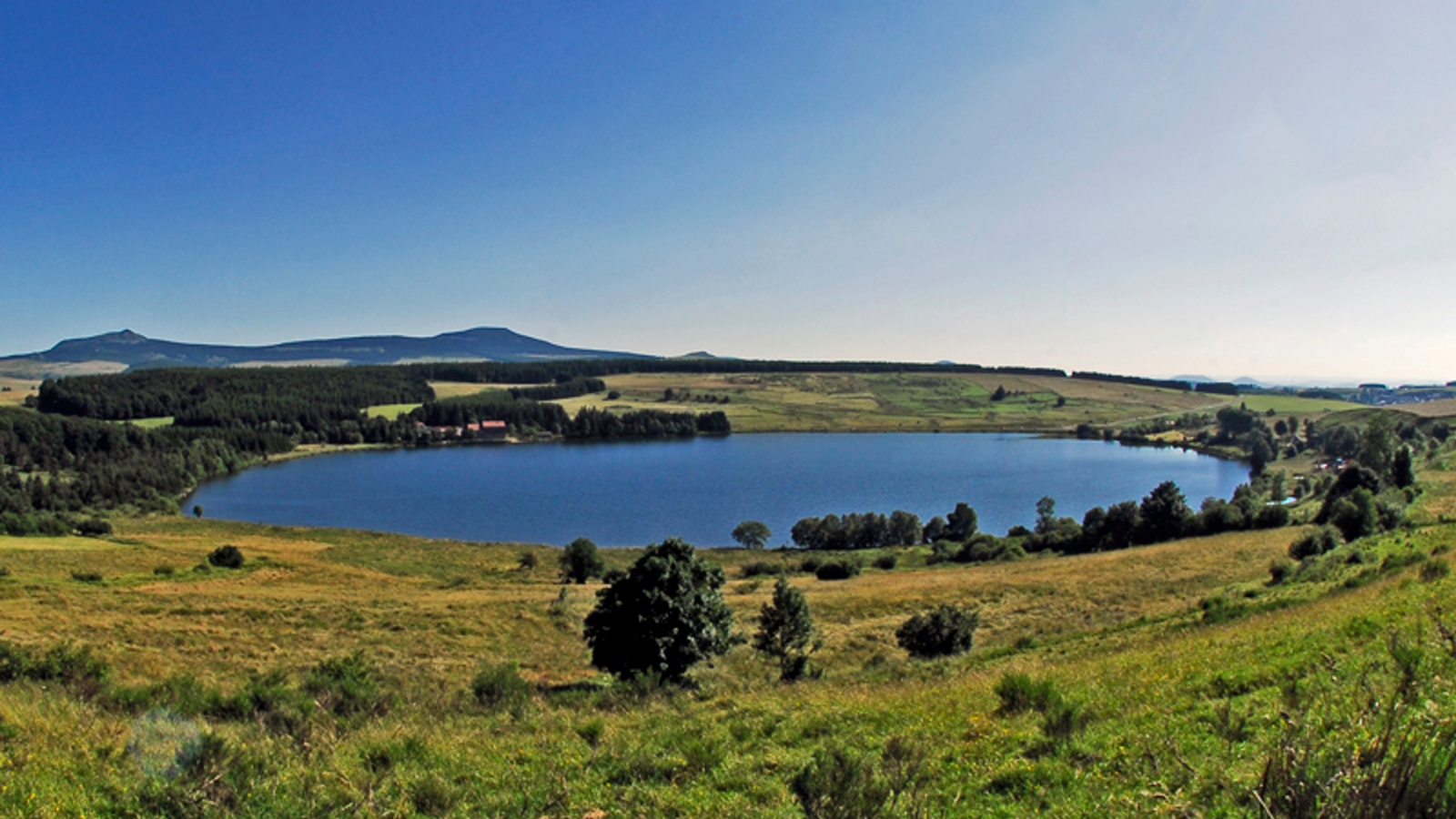 Le lac dans la prairie