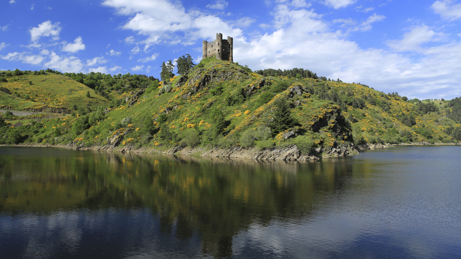 Alleuze château feodal