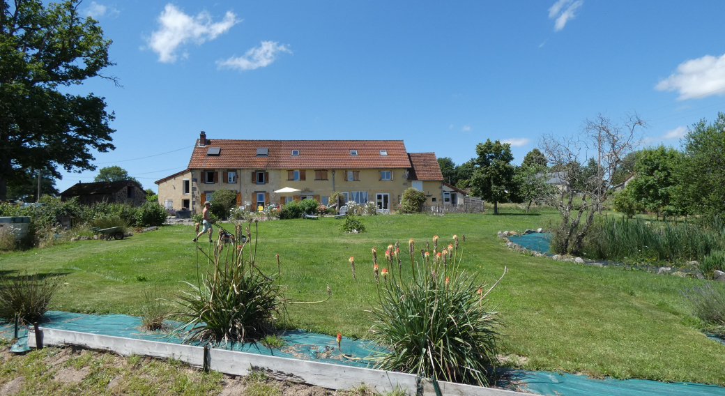 Vue d'ensemble du bâtiment avec les 3 gîtes