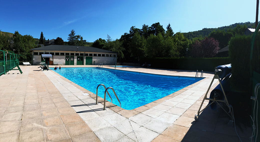 Swimming pool in Saint-Martin-Valmeroux