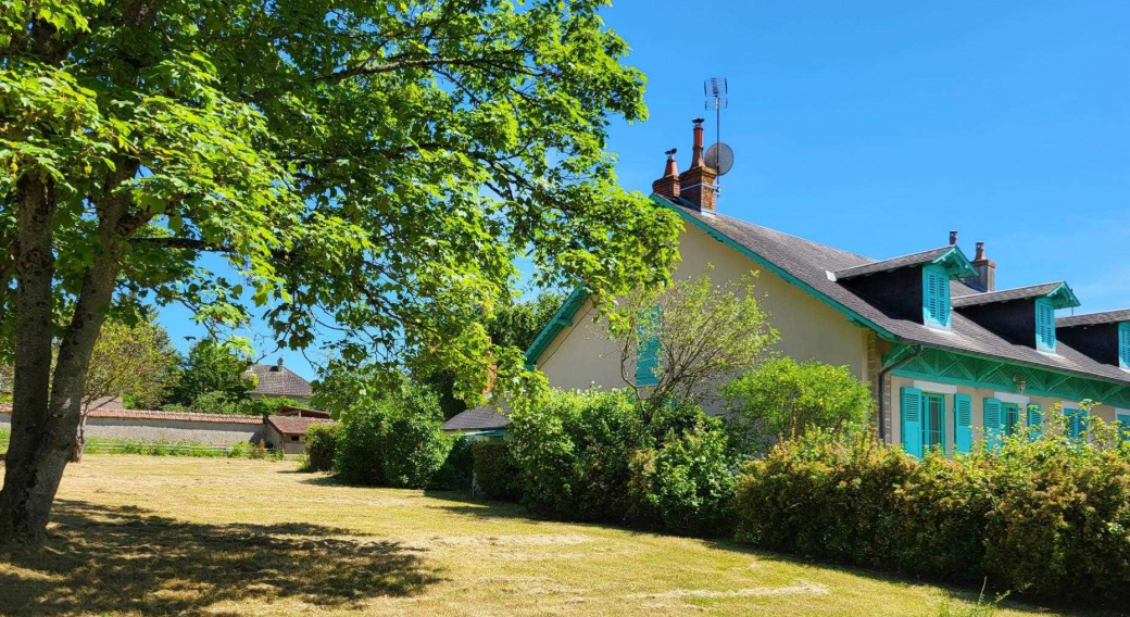 Gîte la maison verte à LURCY-LEVIS dans l'Allier en Auvergne