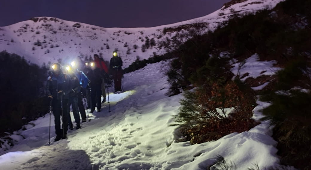 Snowshoe trekking with an overnight stay in a mountain refuge - Bureau des Guides d'Auvergne