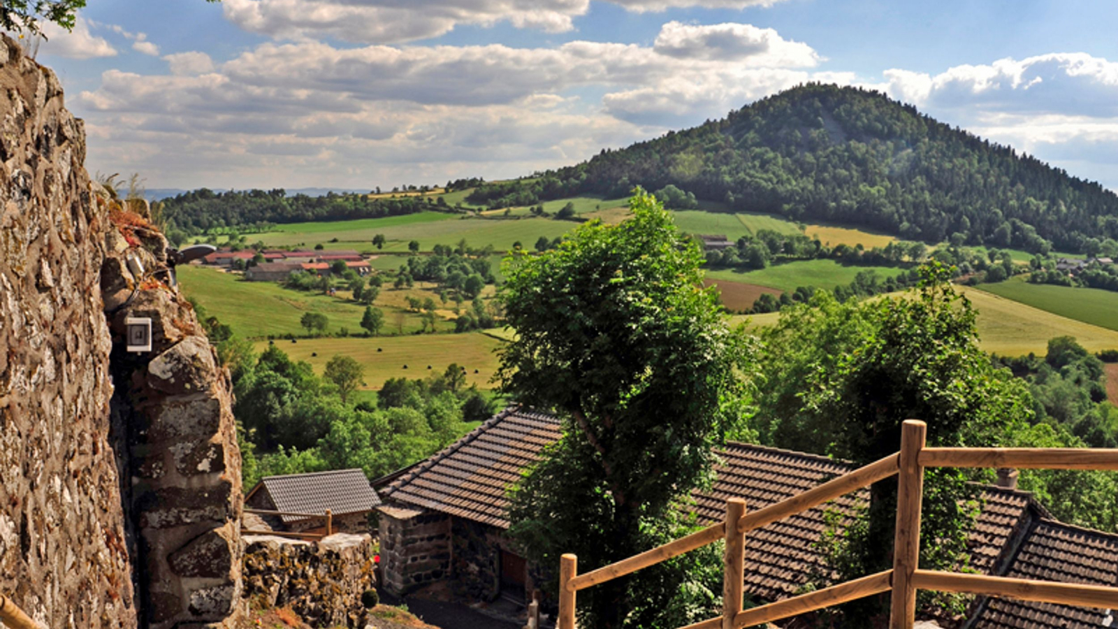 Suc de Jalore vu du bourg de Mézères