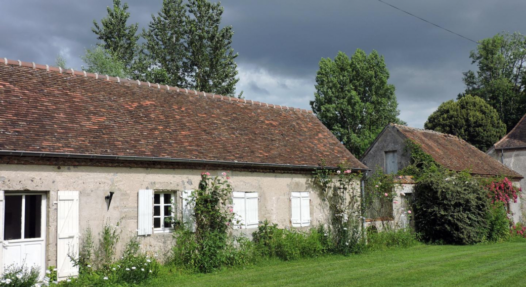 la maison du cocher à gauche cour arrivée