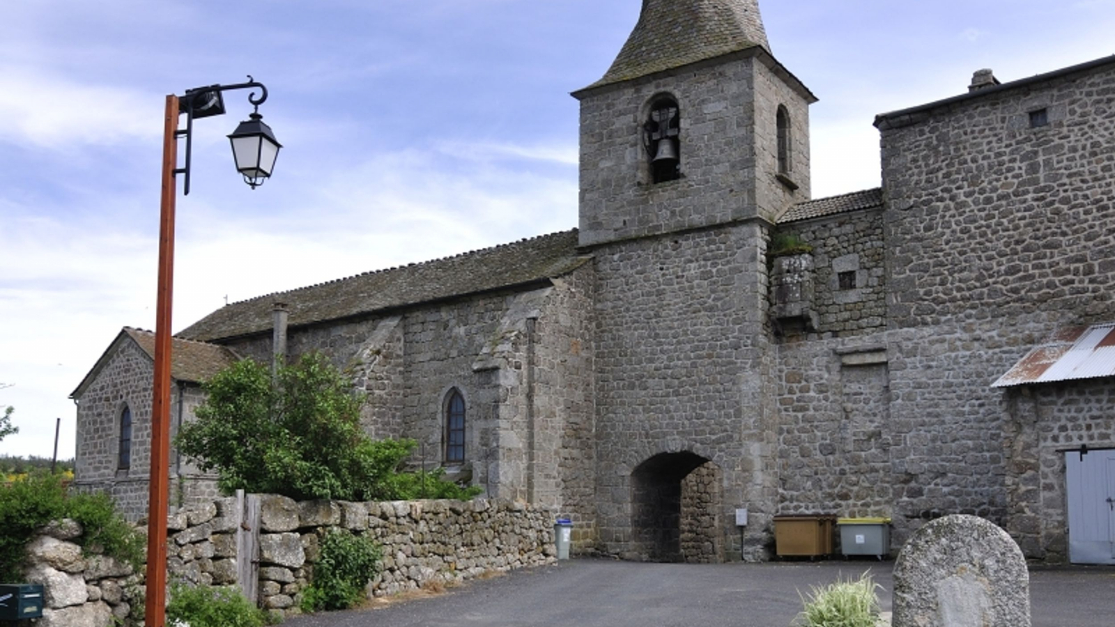 Sur la place de Thoras, église romane remaniée au XVIe siècle