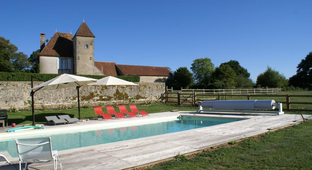 Gîte du Château du Montais à Le Brethon dans l'Allier en Auvergne, La piscine