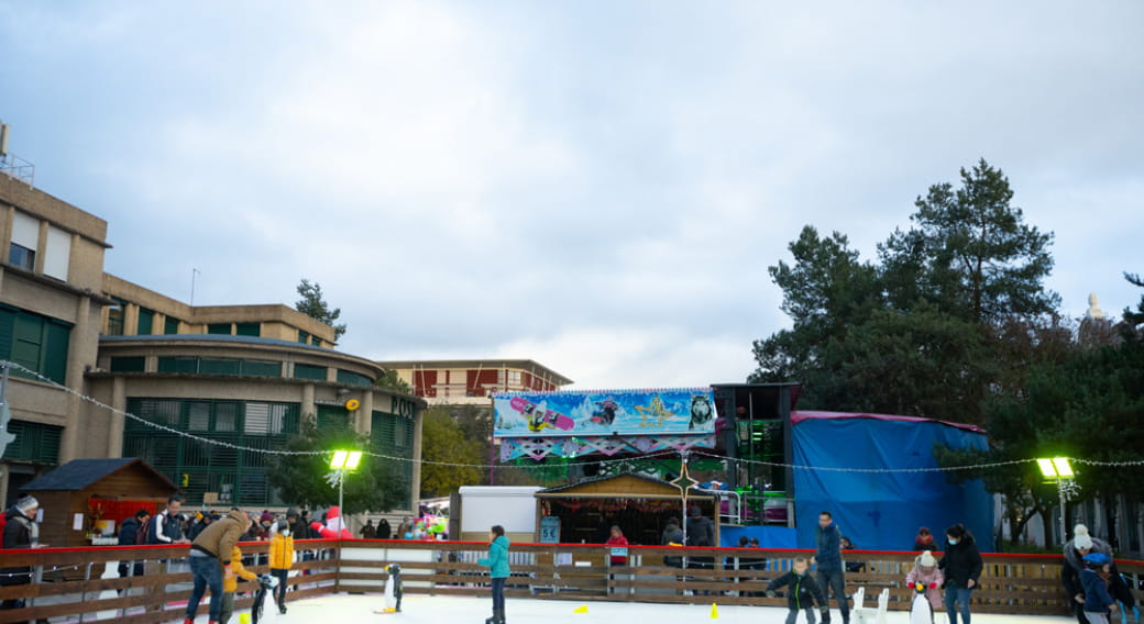 Patinoire et manèges sur la place Charles de Gaulle