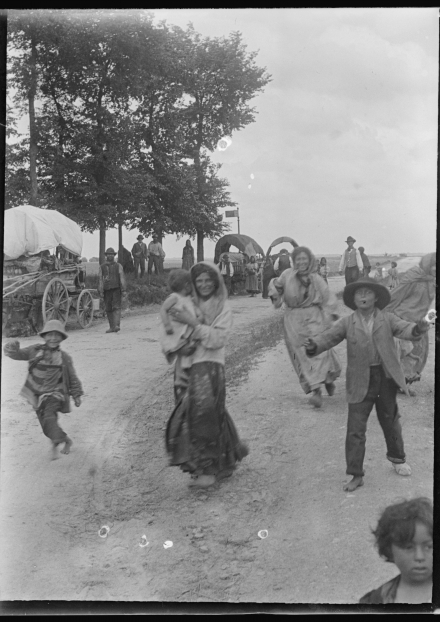 Eugene Biver - Sur la route à Saclay, vers 1901-1903. Négatif sur verre, 6x4 cm. Coll SFP