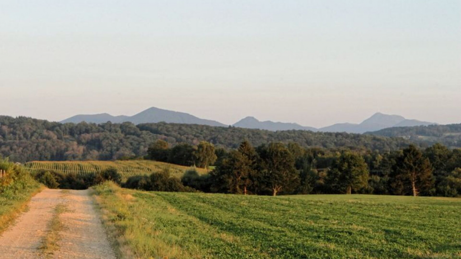 Panorama chaîne des Puys