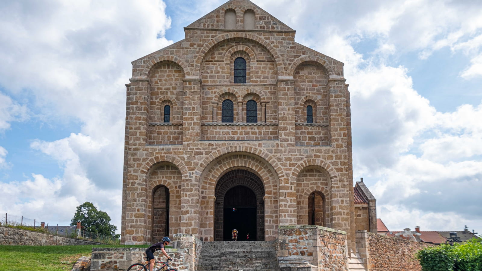 Vue de l'église à Châtel-Montagne