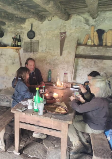 Une table au coin du feu