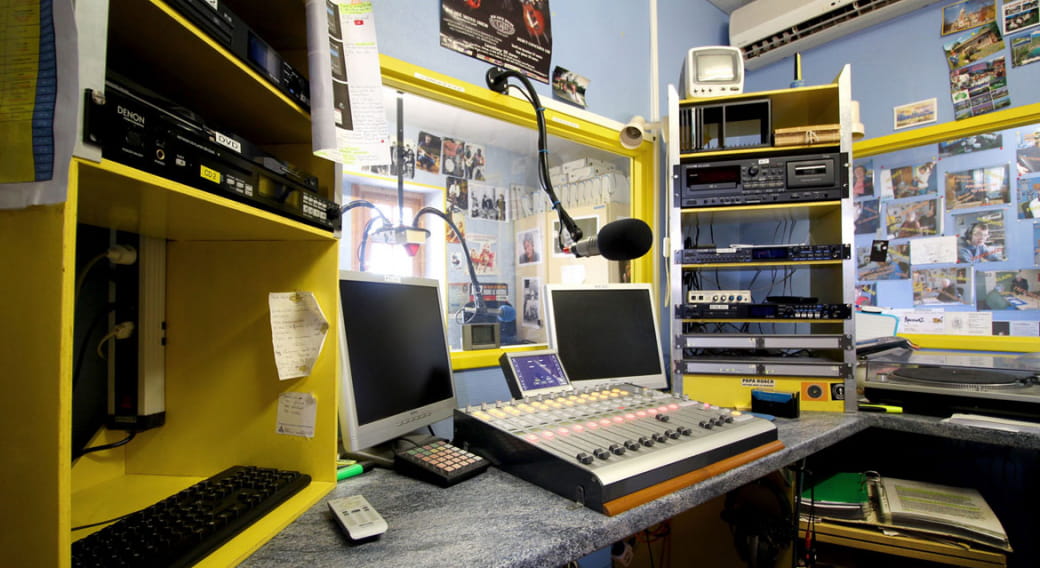 Visite - Les studios de la Radio Qui Qu'en Grogne