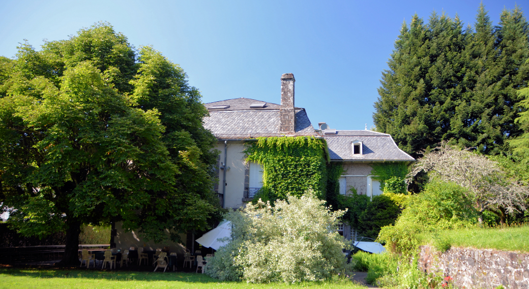 terrasse ombragée et une partie du parc