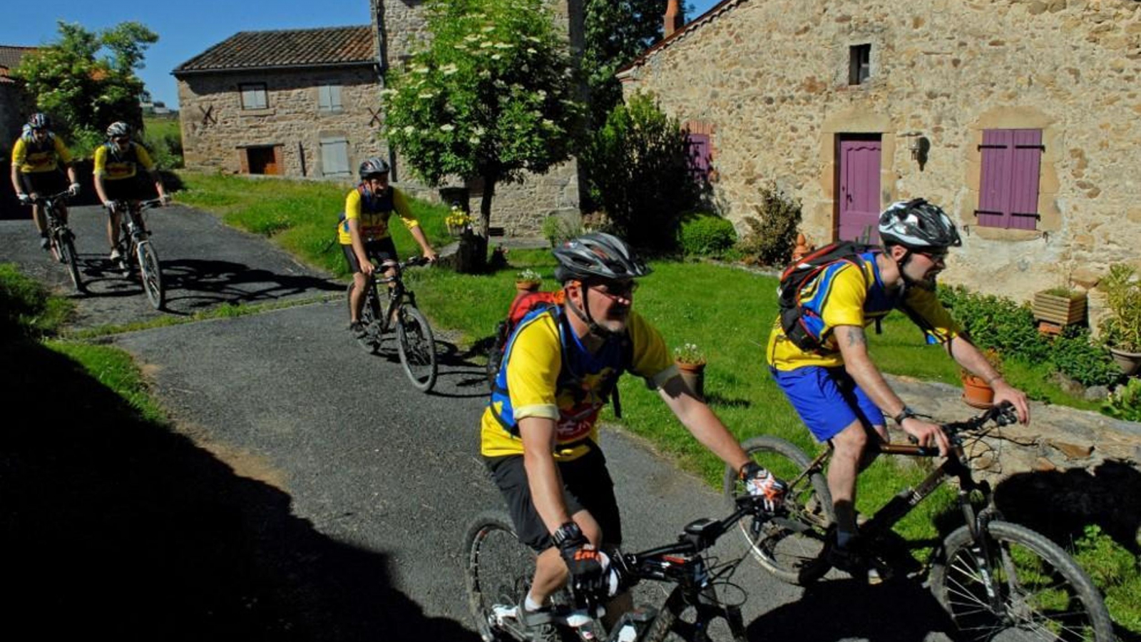 Dans le village en VTT